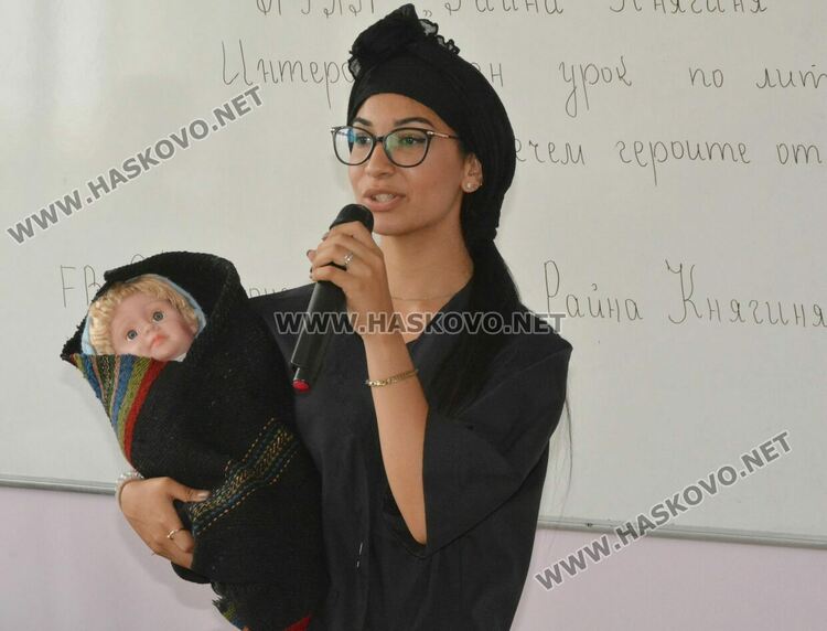 В Професионалната гимназия по лека промишленост се представиха оригинално пред седмокласници 