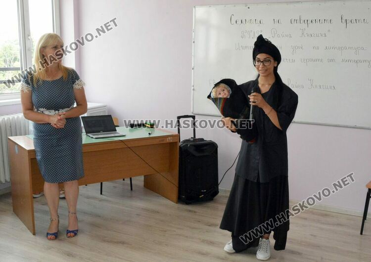 В Професионалната гимназия по лека промишленост се представиха оригинално пред седмокласници 