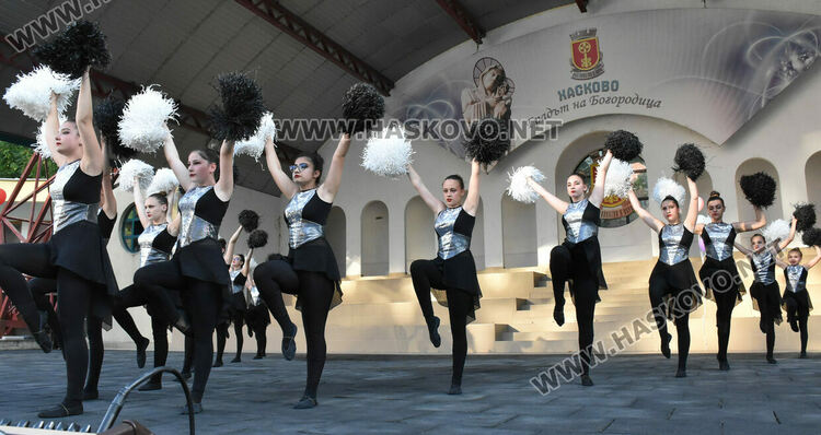 7 фолклорни състава, певци и музиканти изнесоха благотворителен концерт