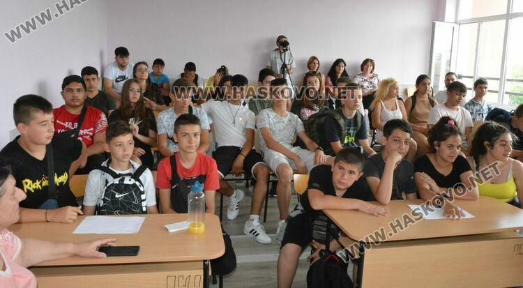 В Професионалната гимназия по лека промишленост се представиха оригинално пред седмокласници 