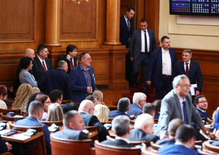 Парламентът отново не успя да събере кворум за начало на заседанието