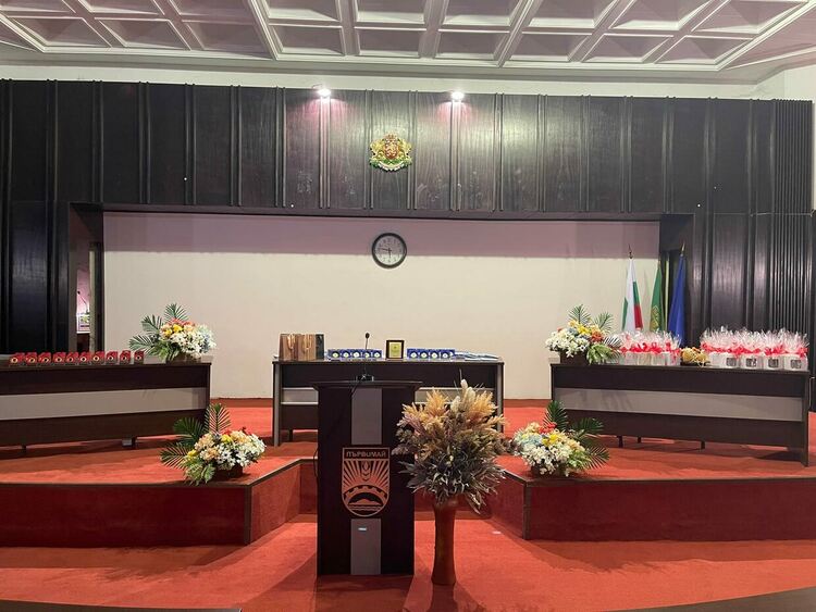 Зрелостниците на "Златаров" получиха дипломите си