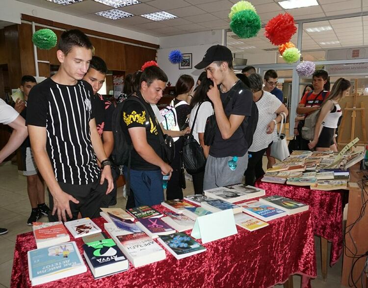 Кaравеловци дариха книги на ГБ "Пеньо Пенев"