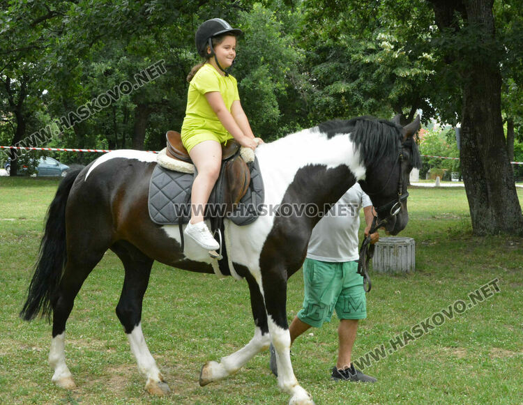 Деца яздиха коне в хасковския парк „Кенана“