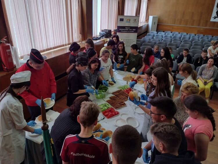 В кулинарна надпревара и демонстрации се включиха ученици от 6 училища в Смолян