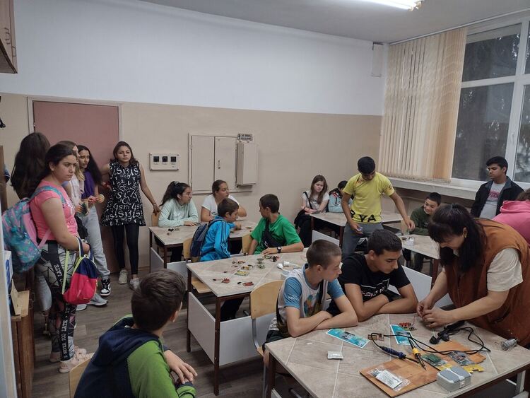 В кулинарна надпревара и демонстрации се включиха ученици от 6 училища в Смолян