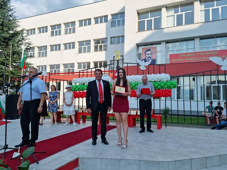 Дипломи и плакети за випуск 2022 в "Славейков"