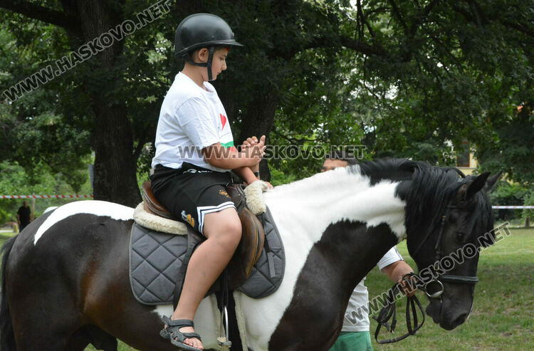 Деца яздиха коне в хасковския парк „Кенана“