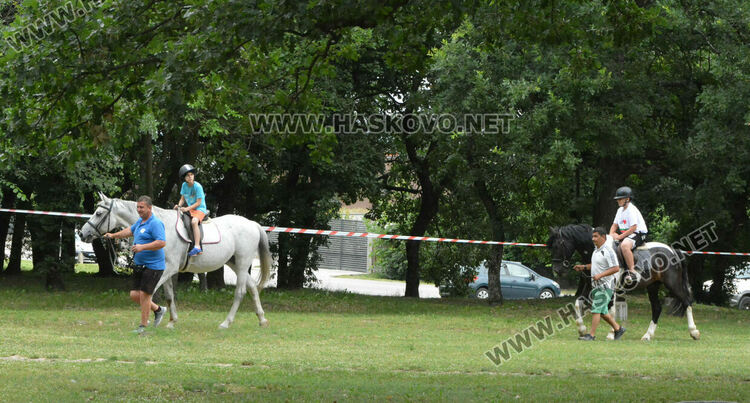 Деца яздиха коне в хасковския парк „Кенана“