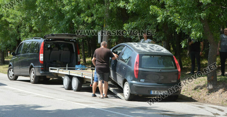 Фиат се заби в дърво край пътя през „Кенана“