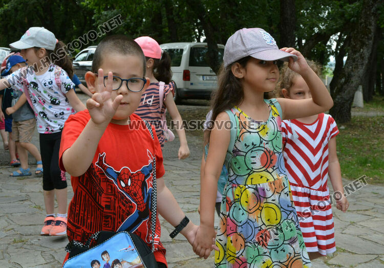 Деца яздиха коне в хасковския парк „Кенана“