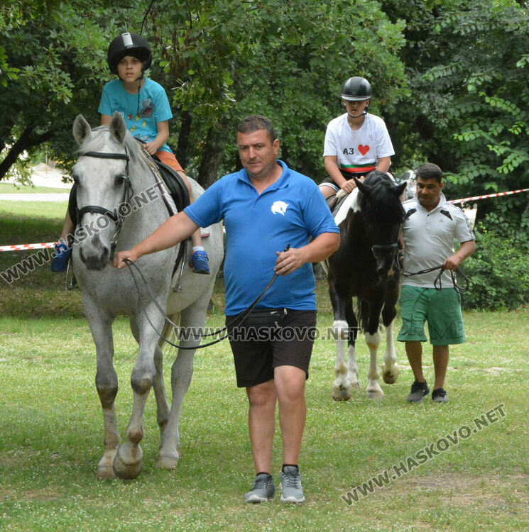Деца яздиха коне в хасковския парк „Кенана“