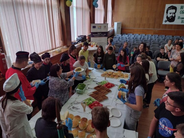 В кулинарна надпревара и демонстрации се включиха ученици от 6 училища в Смолян