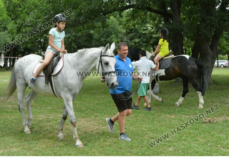 Деца яздиха коне в хасковския парк „Кенана“