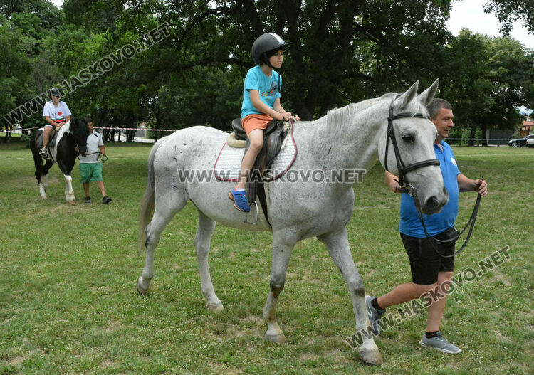 Деца яздиха коне в хасковския парк „Кенана“