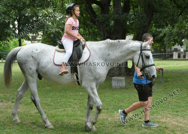 Деца яздиха коне в хасковския парк „Кенана“