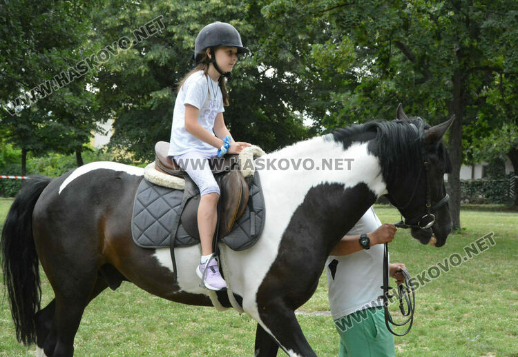 Деца яздиха коне в хасковския парк „Кенана“