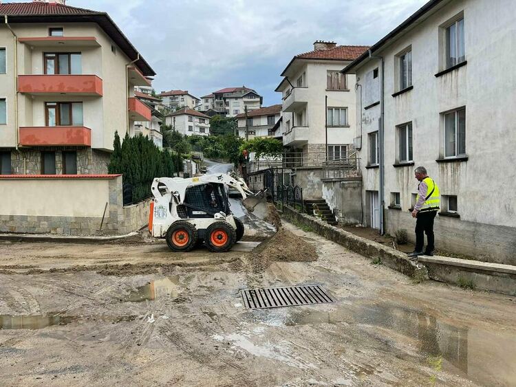 Наводнени къщи и изкоренени дървета в Неделино след пороя /галерия/