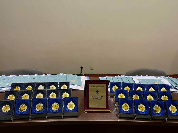 Зрелостниците на "Златаров" получиха дипломите си