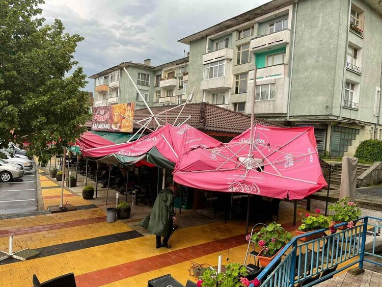 Наводнени къщи и изкоренени дървета в Неделино след пороя /галерия/