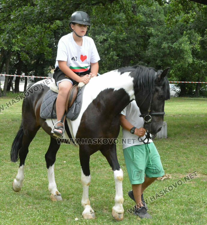 Деца яздиха коне в хасковския парк „Кенана“