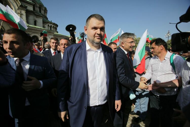 Делян Пеевски се появи на протеста срещу правителството зад Парламента след вота на недоверие на 22 юни 2022. БГНЕС/ЗАРА РУСЕВА