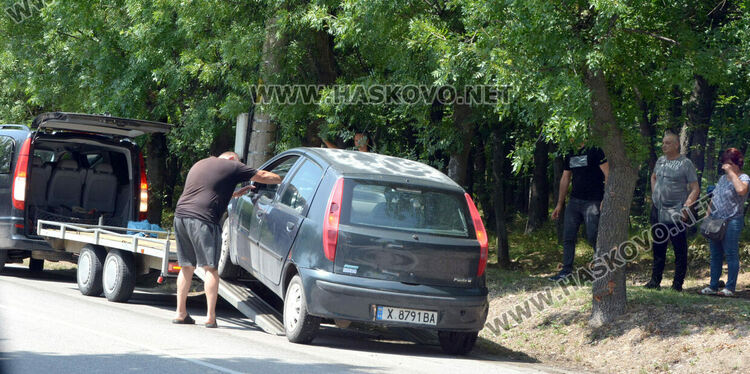 Фиат се заби в дърво край пътя през „Кенана“