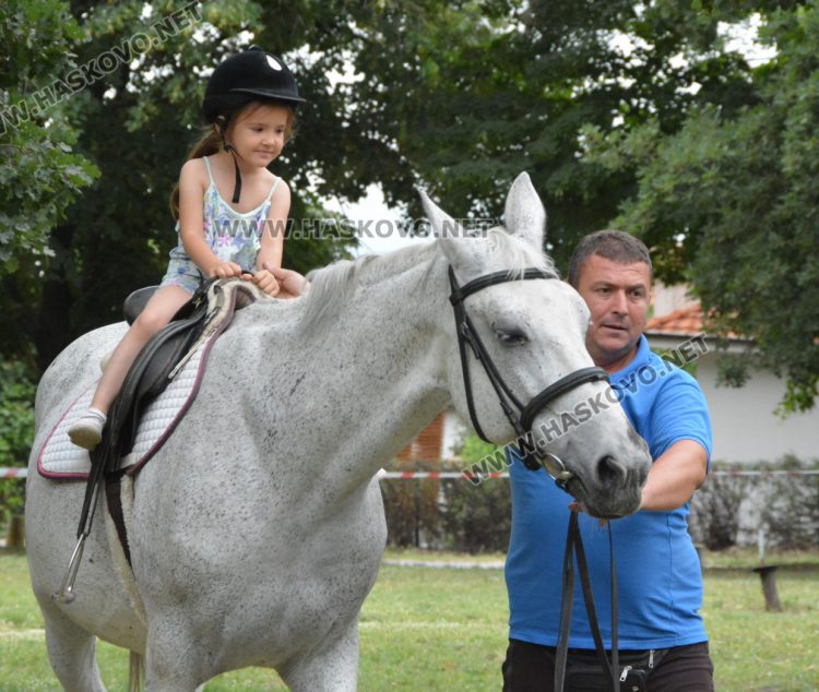Деца яздиха коне в хасковския парк „Кенана“