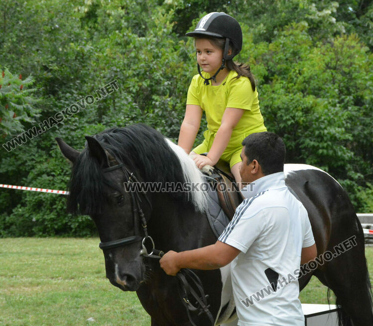 Деца яздиха коне в хасковския парк „Кенана“