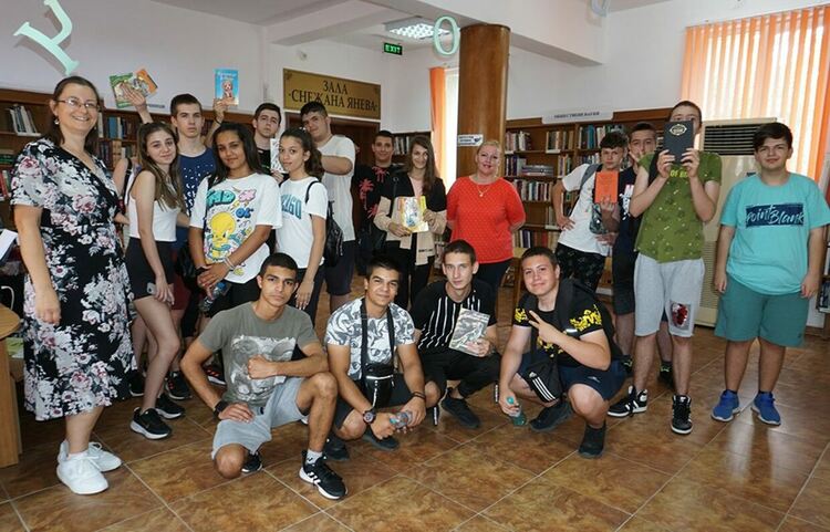 Кaравеловци дариха книги на ГБ "Пеньо Пенев"