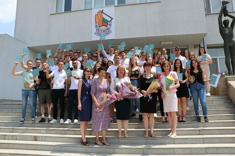 В Златоград изпратиха поредния випуск "Антимовци",сред тях 18 отличници