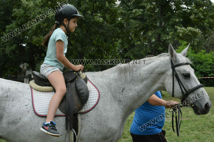 Деца яздиха коне в хасковския парк „Кенана“