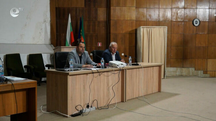 Няма мърдане, общинските съветници ще обсъждат платените зони за паркиране в Смолян