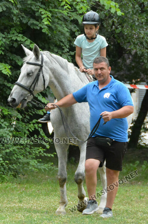 Деца яздиха коне в хасковския парк „Кенана“