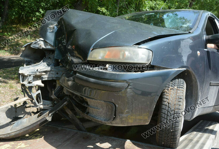 Фиат се заби в дърво край пътя през „Кенана“