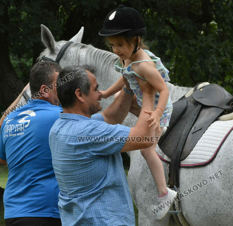 Деца яздиха коне в хасковския парк „Кенана“