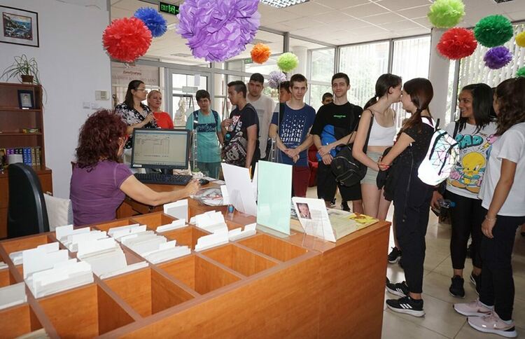 Кaравеловци дариха книги на ГБ "Пеньо Пенев"