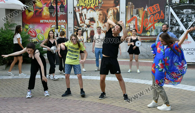 Студенти и ментори от Исландия с улично представление в Хасково