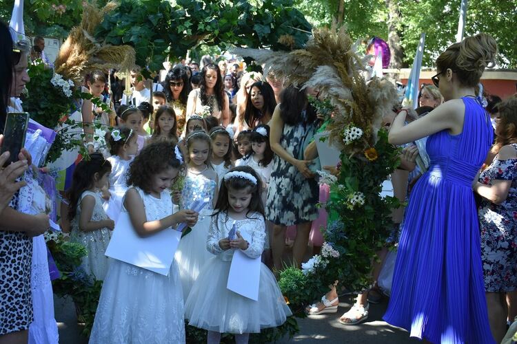 Стотици момиченца участваха в ритуала "Калиница" в Асеновград 