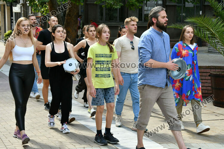 Студенти и ментори от Исландия с улично представление в Хасково