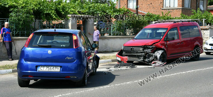 Водач пострада при челен удар между Фиат и Фолксваген