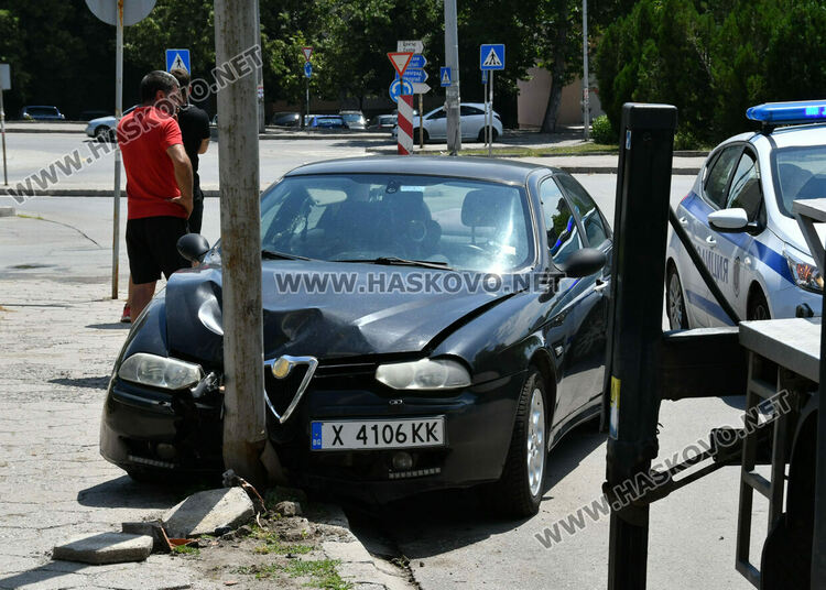 Водачка се заби с Алфа в стълб, пострада 2-годишното й дете