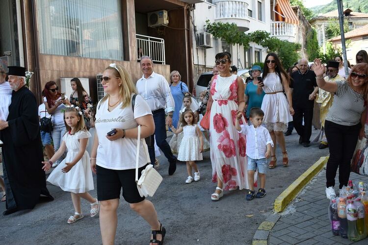 Стотици момиченца участваха в ритуала "Калиница" в Асеновград 