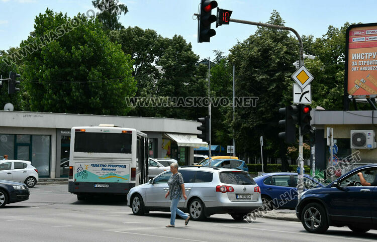 Автобус на градския транспорт затрудни движението на кръстовището до пазара