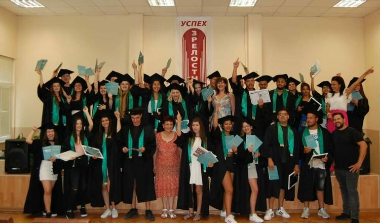 Зрелостниците на ПГСС ,,Васил Левски” получиха дипломите си