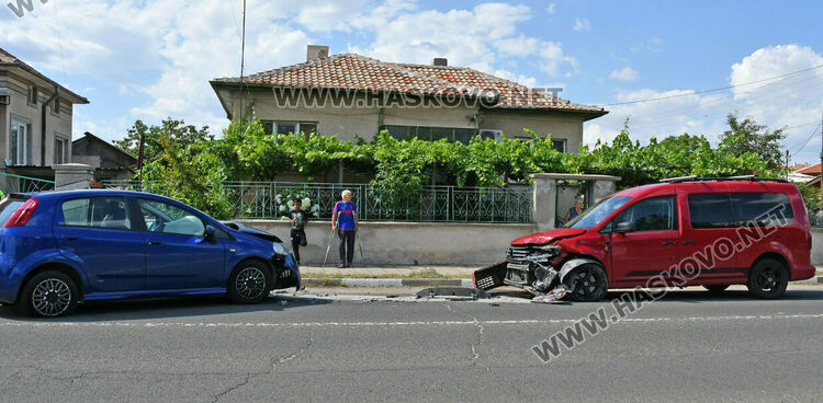 Водач пострада при челен удар между Фиат и Фолксваген