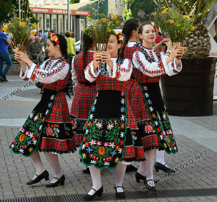 Цветен празник на билките и здравето на Еньовден в Хасково