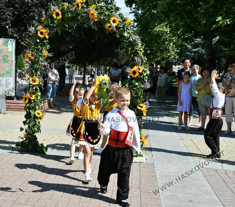 Цветен празник на билките и здравето на Еньовден в Хасково