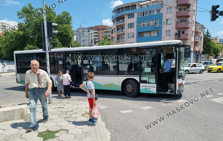 Автобус на градския транспорт затрудни движението на кръстовището до пазара