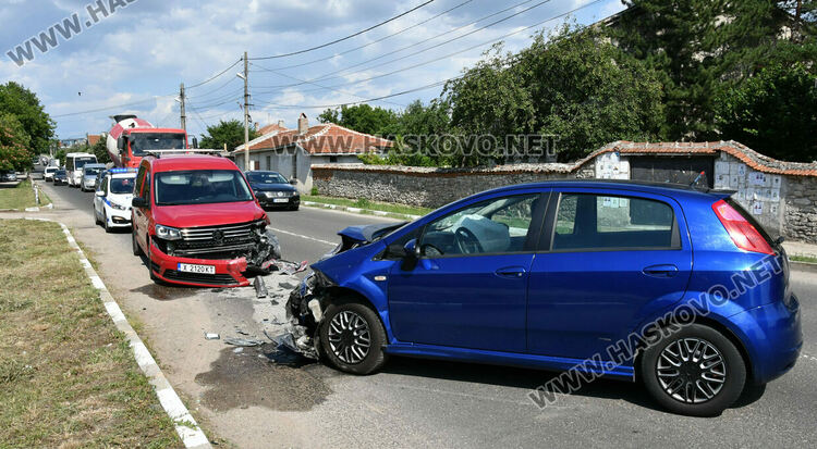 Водач пострада при челен удар между Фиат и Фолксваген